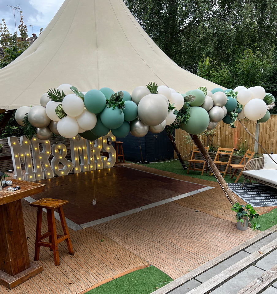 wedding_balloons_tipi.jpg